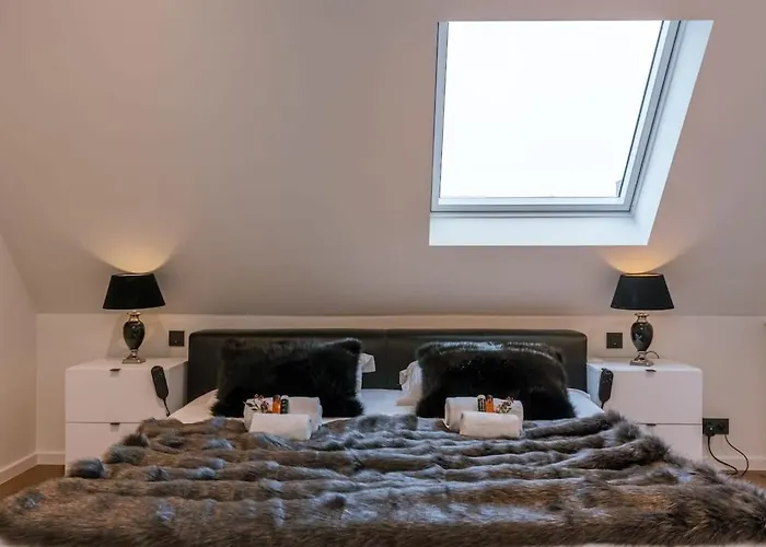 Huswell - Luxurious Apartment With Parking